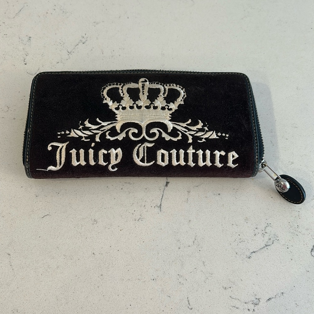 JUICY COUTURE Y2K vintage zip around wallet
Blackish brown color-good condition